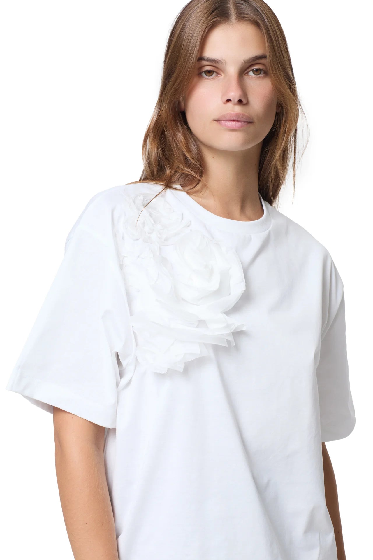 WHITE FLOWER APPLIQUE LOOSE T SHIRT