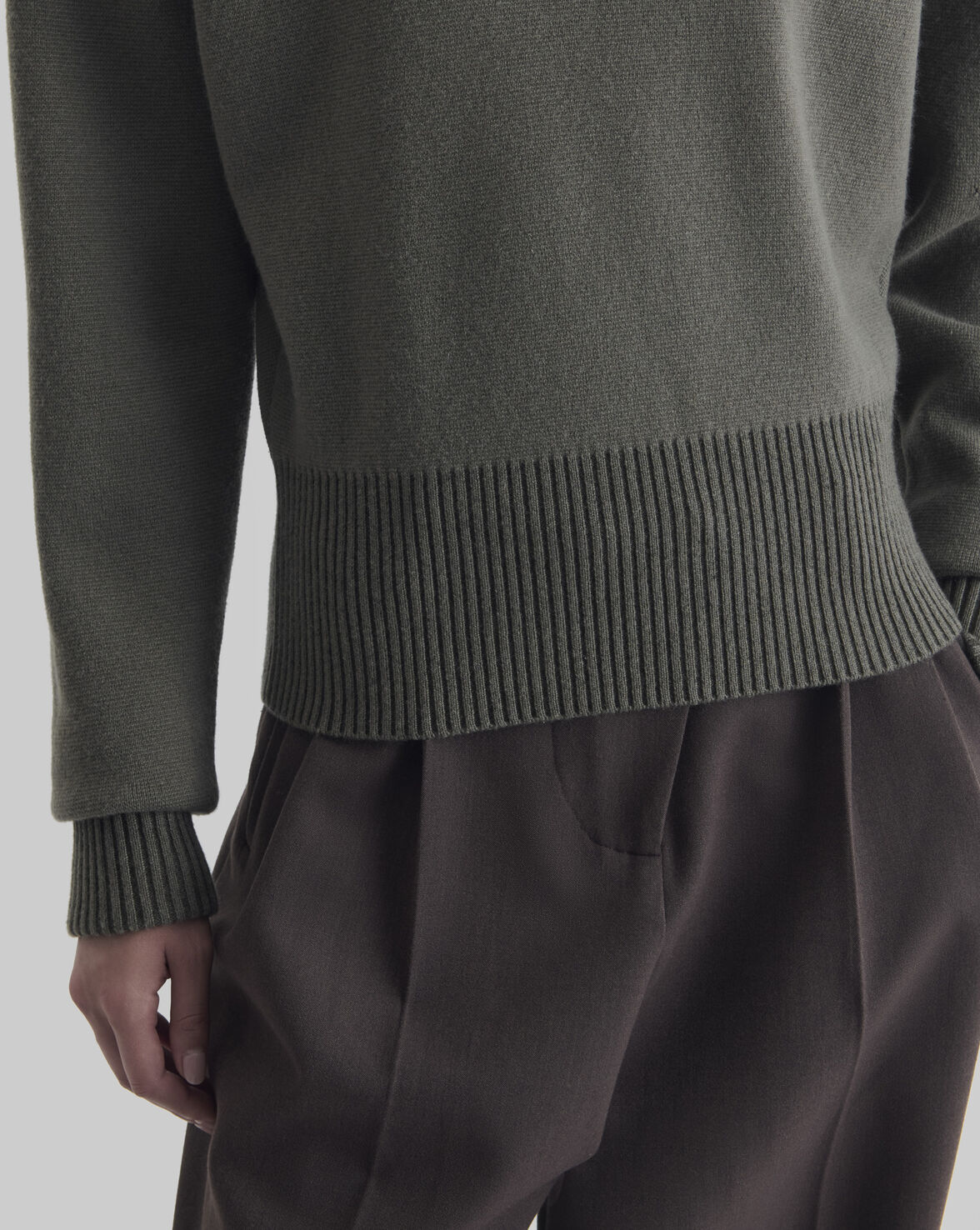 ROUND NECK SWEATER