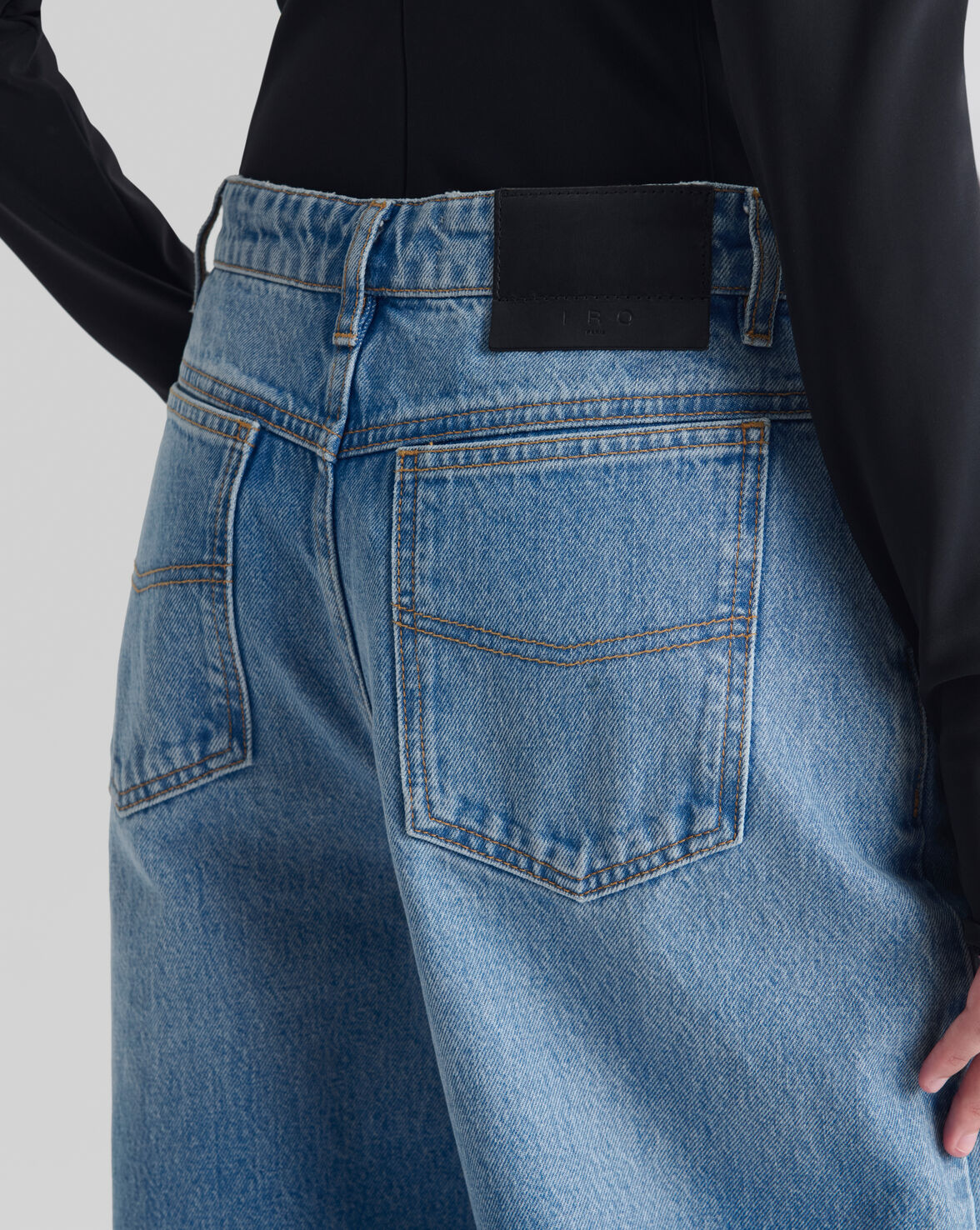LARGE FIT JEANS
